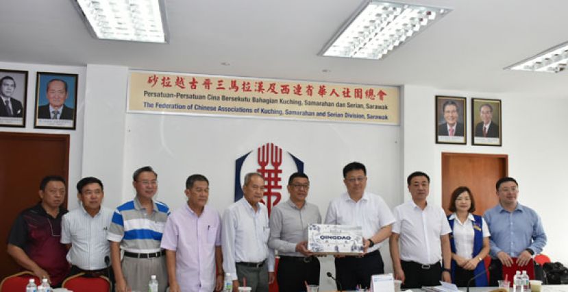 图一：青岛市市北区委书记高健（右四）赠送纪念品予晋汉连省华总会长拿督黄良杰（左六）。