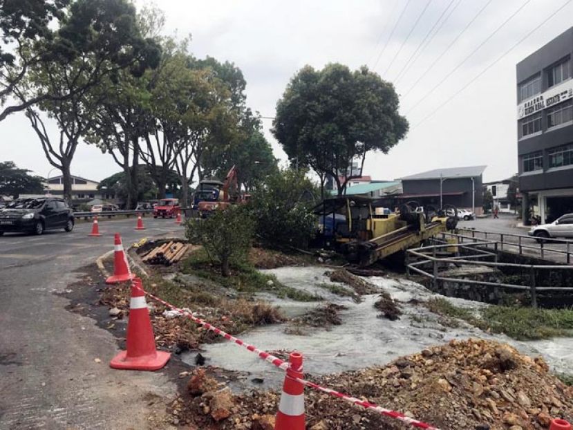 朋岭区敦拉薩路大水管疑因路旁進行工程而破裂。