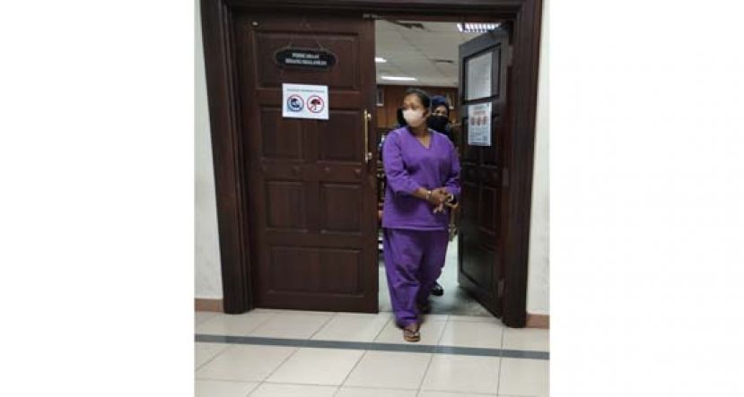 面对判决后，妇女被女警押离法庭时摄。