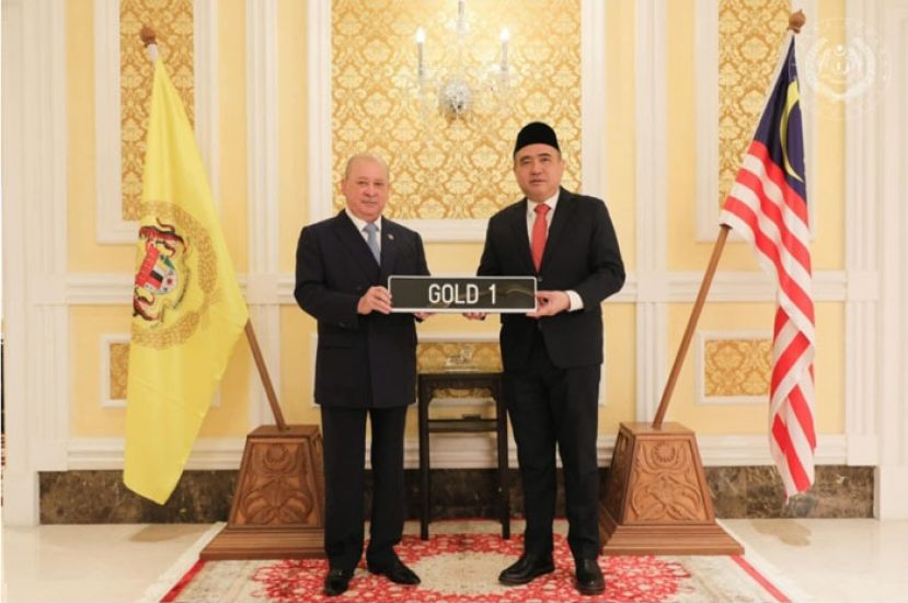 陆兆福（右）将&ldquo;GOLD 1&rdquo;车牌移交给元首陛下。