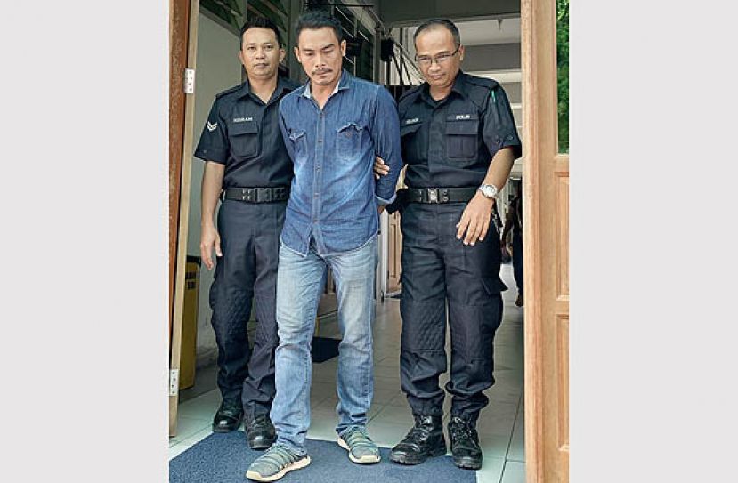 犯案累累的欺骗案被告在判刑后被带离开法庭。