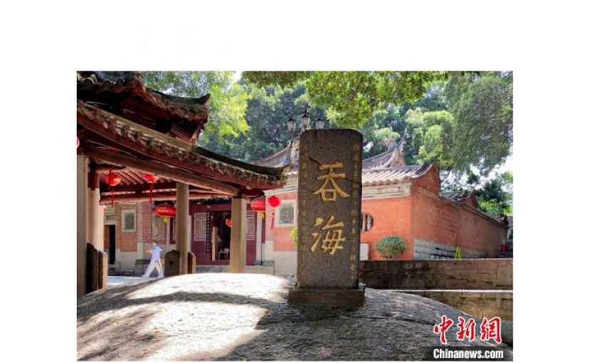 在泉州真武庙，&ldquo;吞海&rdquo;二字刻于一块天然巨石上。