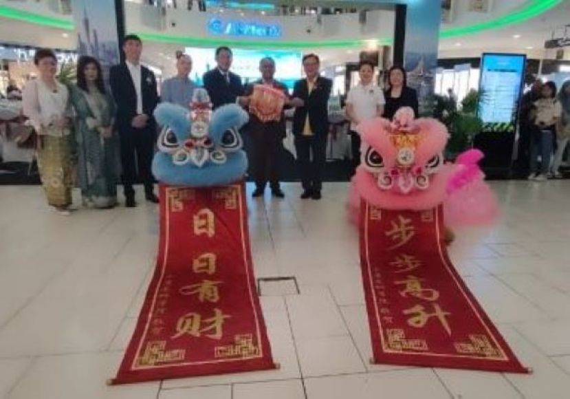 中国驻古晋总领事邢伟平(左五)、砂拉越交通部副部长亨利吉纳、(左六)及峇都吉当区议员罗克强进行舞狮接采青仪式。