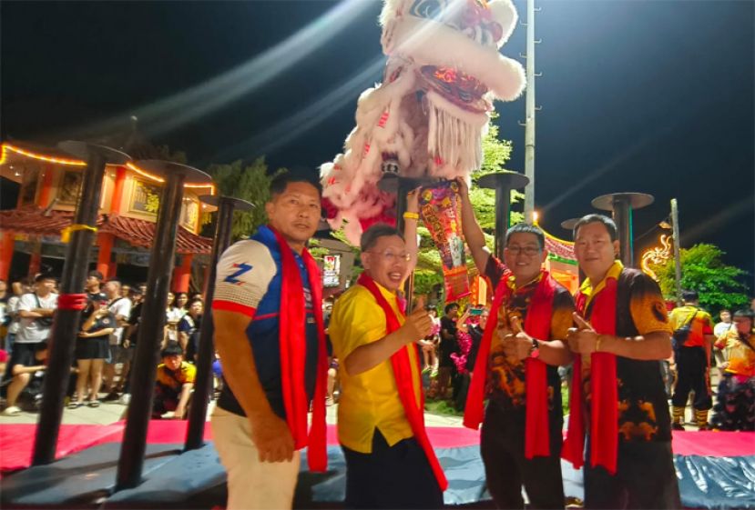 砂副总理拿督阿玛沈桂贤（左二）接取锦旗。左一为甲必丹陈君义；右起为石角天师爷公会副主席黄永东及石角广龙宫昨晚为配合老祖天师圣诞千秋庆典工委会主席杨胜发。