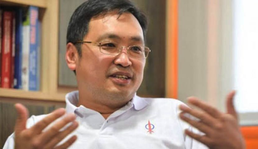 国内贸易与消费人事务部副部长张健仁。