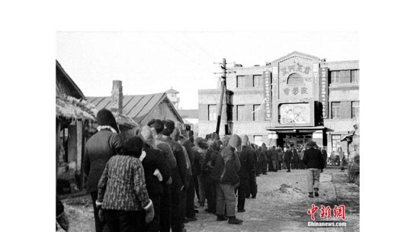 1979年黑河市王肃电影院门前等待入场的人们。