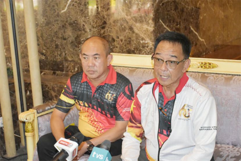 砂青年、体育和企业家发展部长拿督斯里阿都卡林（右）与副部长拿督杰拉德查布在召开新闻发布会上发表谈话。