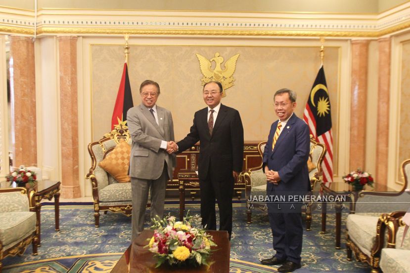 中国驻马大使欧阳玉靖（中）拜会砂拉越总理拿督巴丁宜丹斯里阿邦佐哈（左），右为砂拉越副总理拿督阿玛沈桂贤。