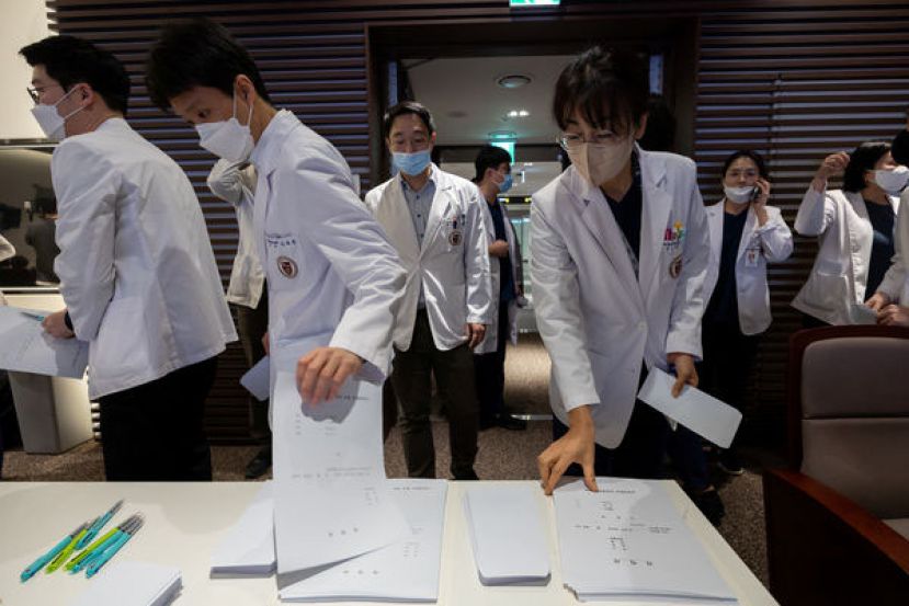 韩国医师在首尔一家医院领辞职书。