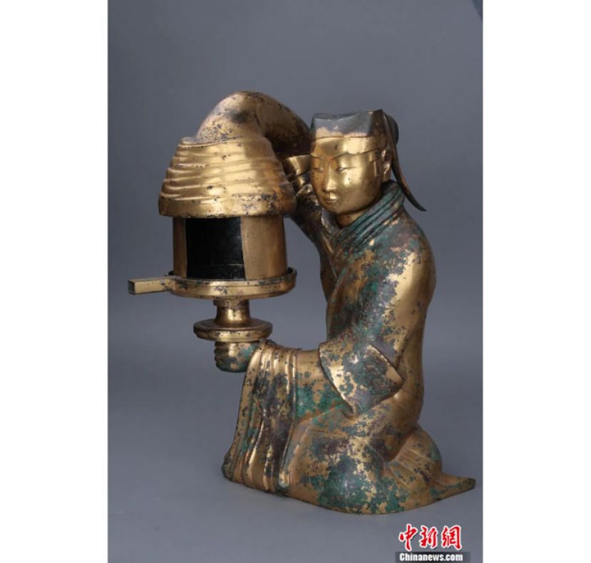 西汉长信宫灯，现藏于河北博物院。