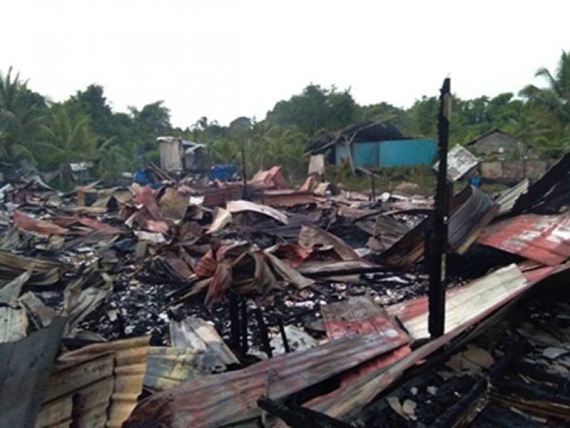 火神在巴拉威市镇吞没一座长屋。