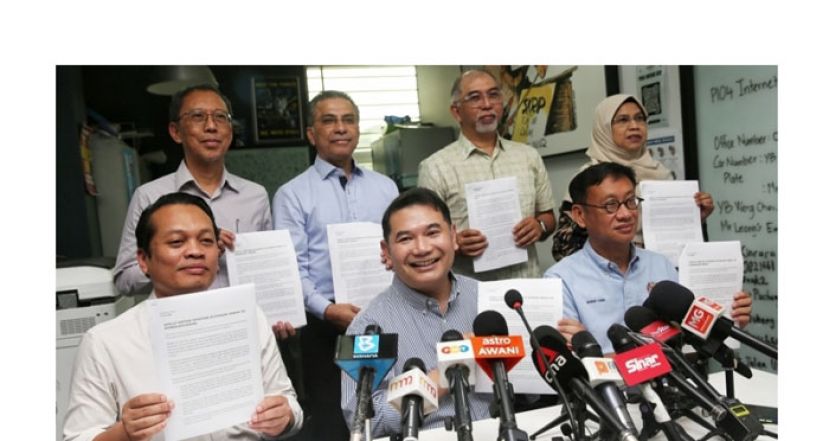 拉菲兹与众公正党国会议员合影。