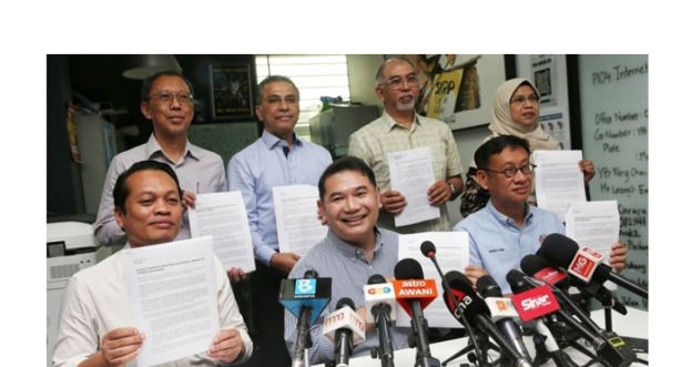 拉菲兹与众公正党国会议员合影。