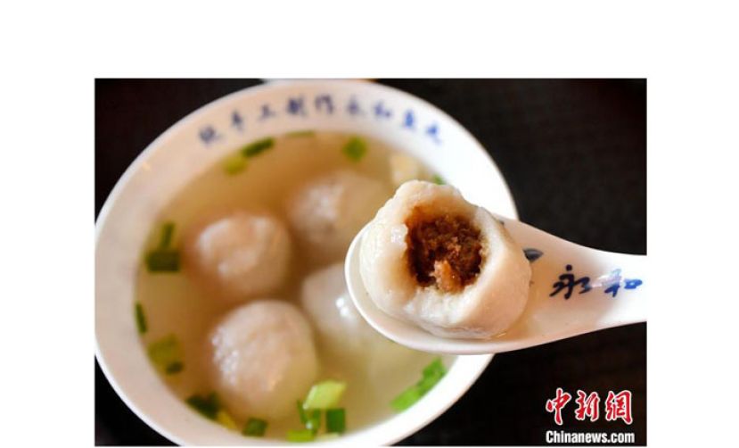 一碗刚出炉的福州鱼丸香味扑鼻而来，令人垂涎欲滴。