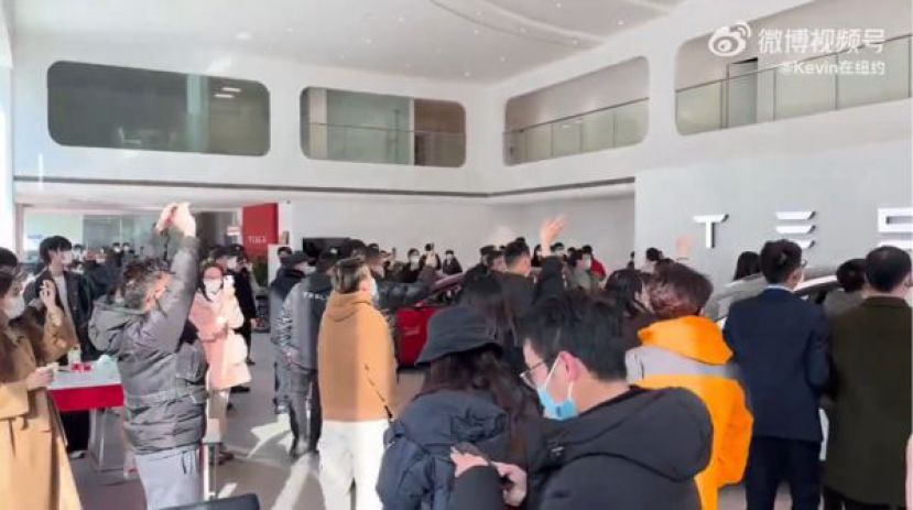 特斯拉中国二度宣布大降价，车主冲门市抗议。