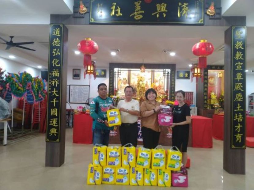 济兴善社布施纸尿裤 予俩弱势家庭中风者