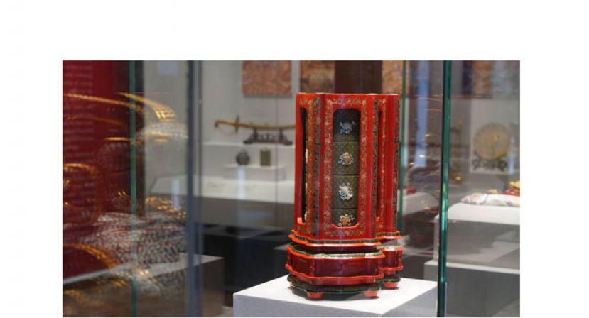 金漆镶嵌百宝嵌花鸟捧盒曾经在美国展出，引起人们惊叹。