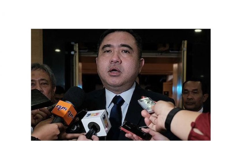 交通部长陆兆福。