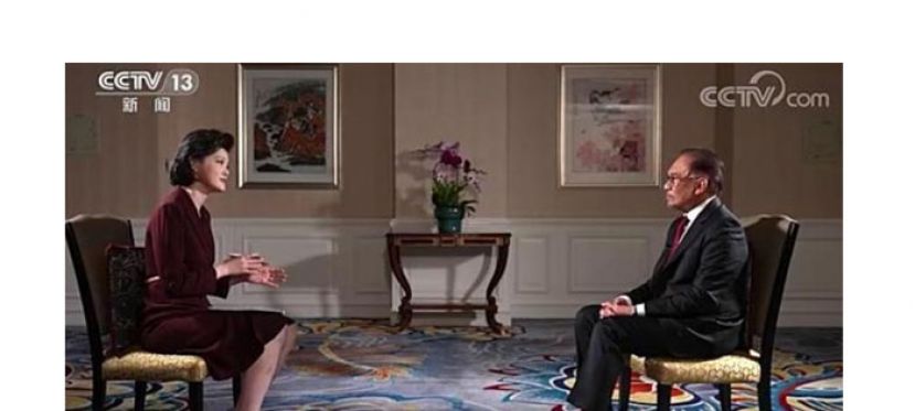 首相安华（右）接受中国央视《高端访谈》主持人邹韵的专访。