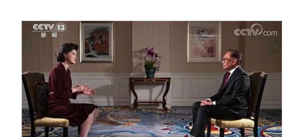 首相安华（右）接受中国央视《高端访谈》主持人邹韵的专访。