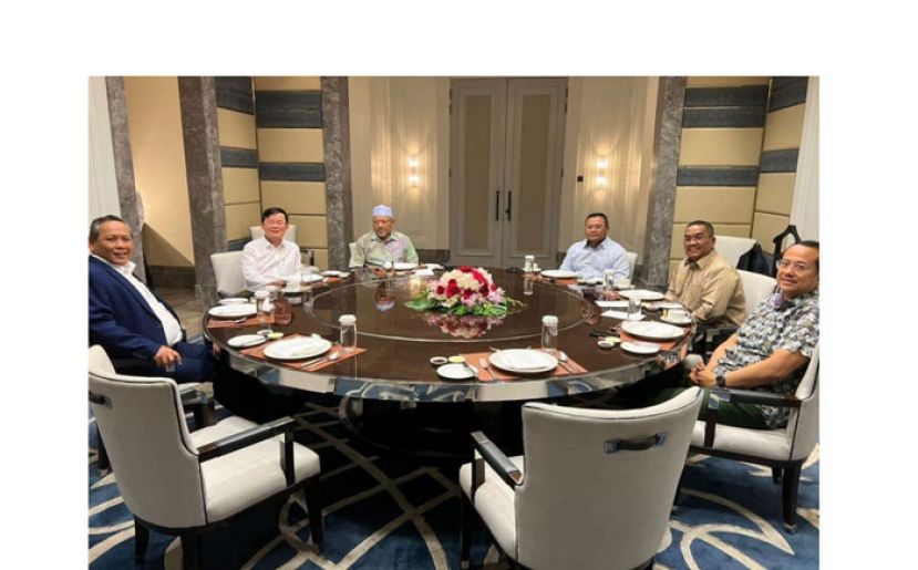 左起为阿米努丁、曹观友、阿末耶谷、阿米鲁丁、莫哈末沙努西及阿末三苏里，讨论解散各州议会的合适日期。(图片取自雪州大臣脸书)。