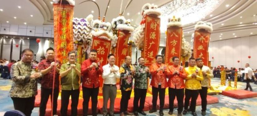 联兴武术协会昨晚举办2026丙午年新春团拜晚宴，现场安排醒狮表演及吉祥对联布置，嘉宾们齐聚一堂拱手贺岁，向各界拜年，场面热闹喜庆。