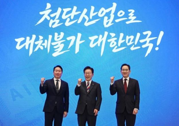 李在明（中）、三星电子董事长李在镕（右）和SK集团董事长崔泰源（左）对计划的实施充满信心。