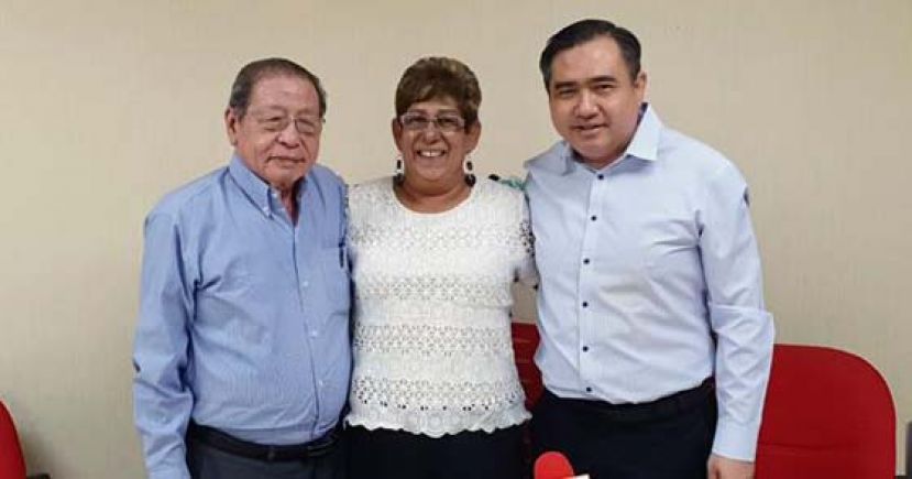 玛丽约瑟芬（中）在林吉祥、陆兆福的陪同下，宣布重返行动党。