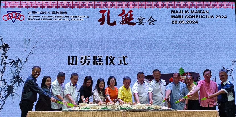 和中校学校长一同切蛋糕时摄。右5起为筹委会主席关伟华、 小学校董会主席拿督蔡文铎、主宾拿督阿玛沈桂贤；左三起为中中校董会主席拿督黄良杰以及执行顾问黄张金发。