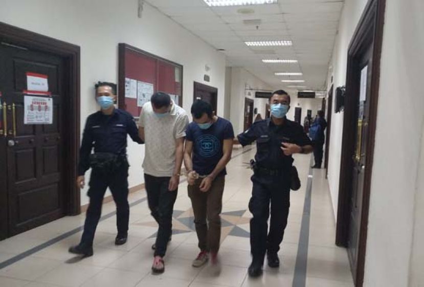 两肢体性侵女儿的被告，一起被押离法庭时摄。