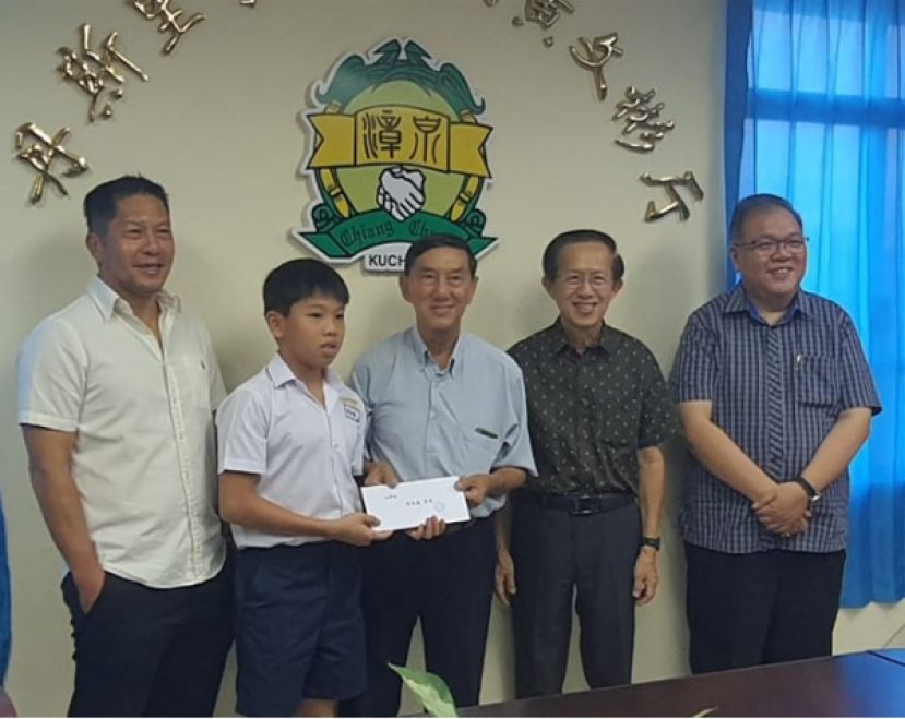 左起甲必丹陈君义、周恒毅同学、教育主任颜建华、古晋漳泉公会郑佑上主席及署理主席拿督黄国忠。