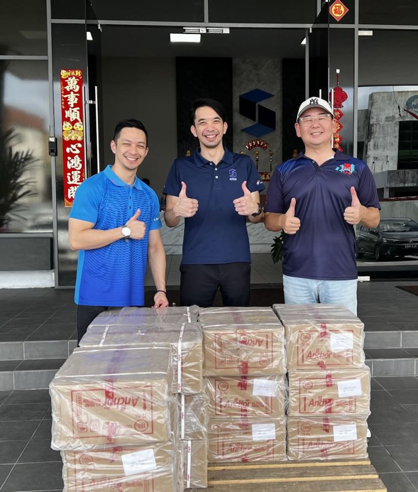 淇淋冷藏董事經理黄惟玄（中）代表移交赞助品予砂拉越金門青年團團長黄惟嗣（左）及砂拉越江夏堂黃氏青年團副團長黄冀义（右）。