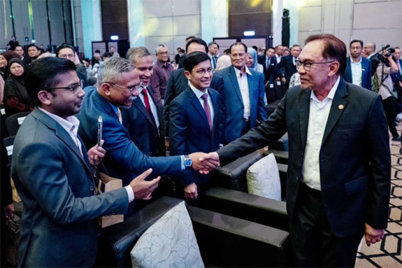 土团议员被威胁控贪污罪？安华敦促韩查再努丁出示证据