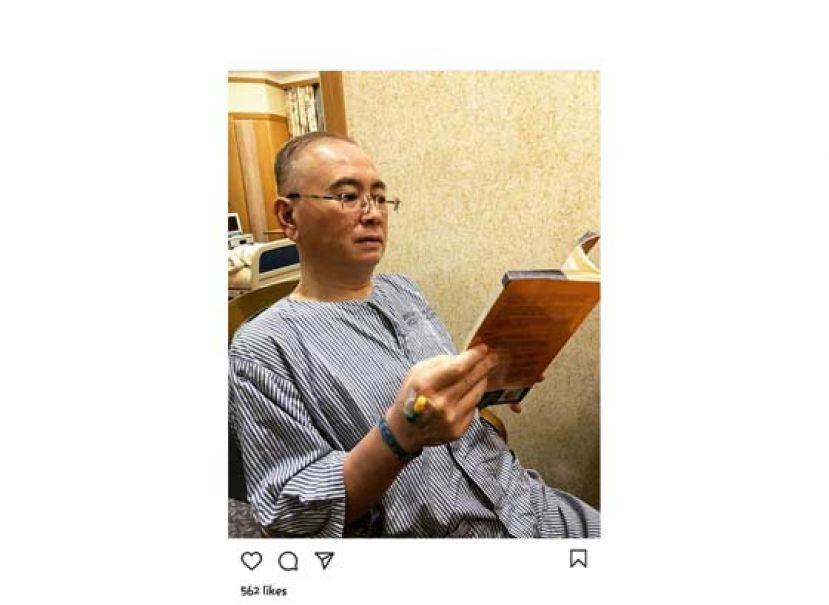 魏家祥正在医院修养，善用时间进行阅读。