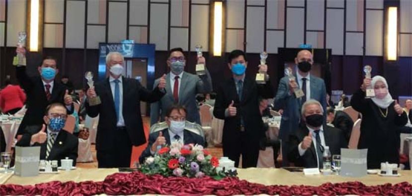 颁奖礼之后的一张合影。右起为砂副首长拿督阿玛阿旺丁雅、砂首长拿督巴丁宜丹斯里阿邦佐哈里、后排左一为林亚德。