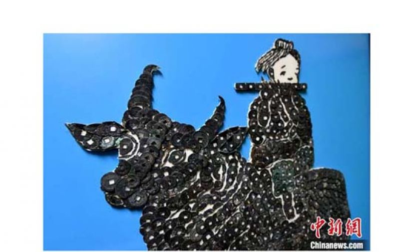 叶立旗利用古钱币制成的工艺品。