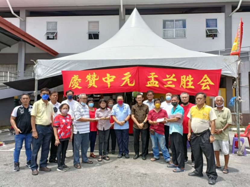 实都东贩商公会办盂兰胜会    并移交善款予两个慈善团体