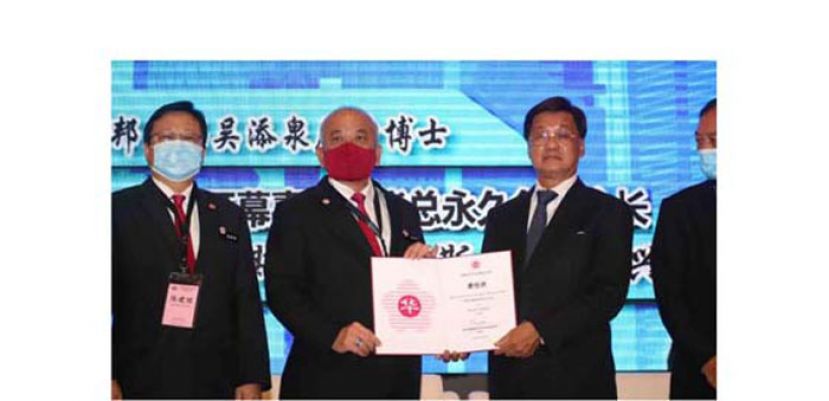 吴添泉（左二）移交永久名誉会长委任状予方天兴（左三）。