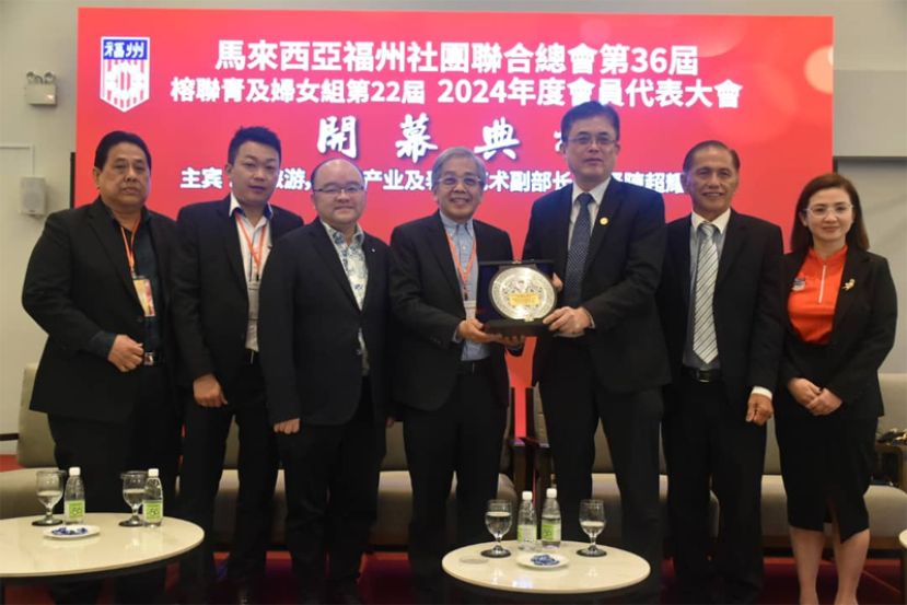 马福总会会长拿督董仕星(左四)赠送纪念品予拿督陈超耀的代表陈开。