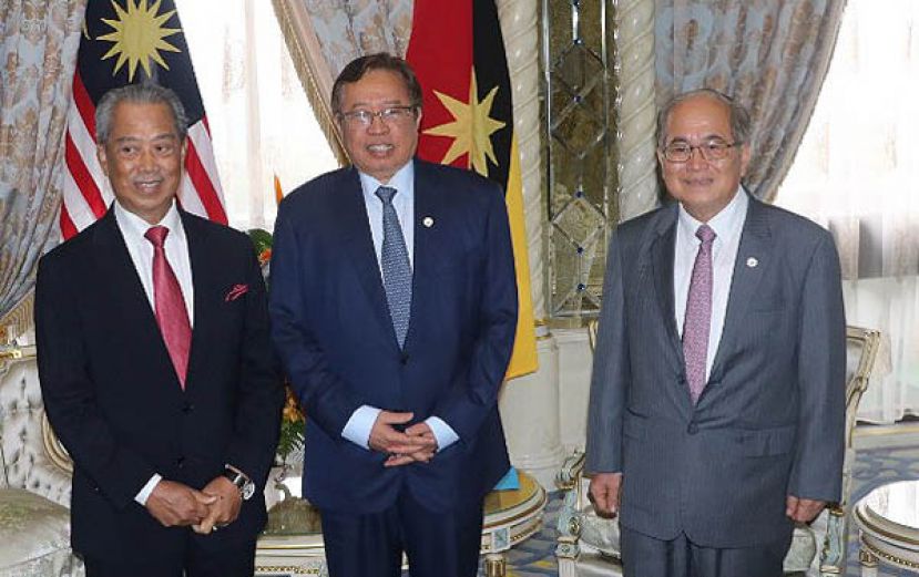 内政部长丹斯里慕尤丁（左）礼貌拜会砂首长拿督巴丁宜阿邦佐哈里（中）时摄，右为砂副首长拿督阿玛道格拉斯。