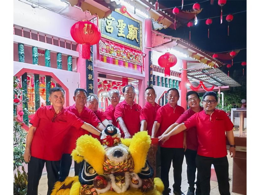 新渔村显圣宫理事会主席刘天兴（右5）与筹委会主席胡贵祥（右4）及众理事一起进行亮平安灯仪式。左起为筹款陈义忠、大会顾问甲必丹刘天金、筹委会财政刘国昌及大会主席刘梦凤；右起为催场林润辉、催场林易兴及统筹刘顺荣。