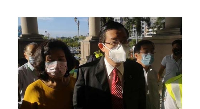 林冠英在夫人陪同下抵达吉隆坡法庭。