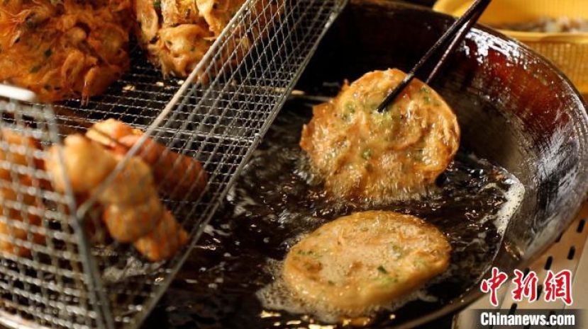 油锅中的虾饼金黄诱人。