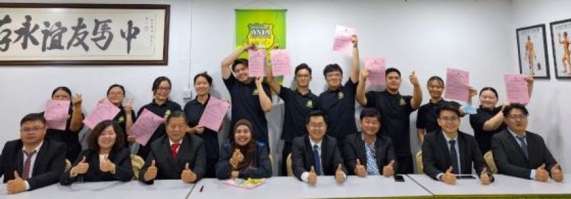 江宗兴（前排左3起）、考官亚蒂莫妮卡、江邦忠、陈晋聪、江邦发、温易发；左起为陈永同、罗绣翎与亚洲中医技职学院应届推拿毕业生合影。