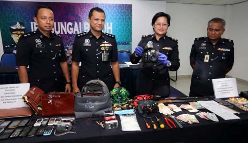 莎法阿顿（右2）与下属在记者会出示贼赃与作案工具。