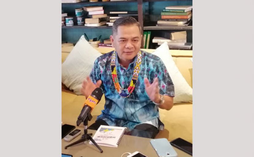 大马手工艺发展局总监依布拉欣受访时摄。