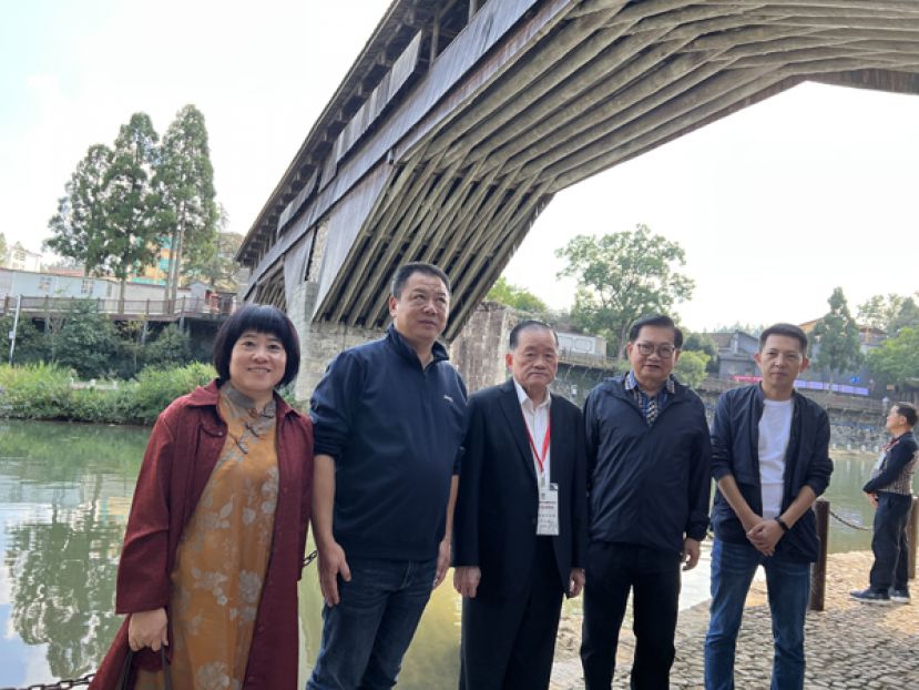 刘为强（中）、吴标生（右二）与屏南县侨联主席张久贵（左一）福建省屏南县棠口镇陈雄（右一）合影与千乘桥美景下。