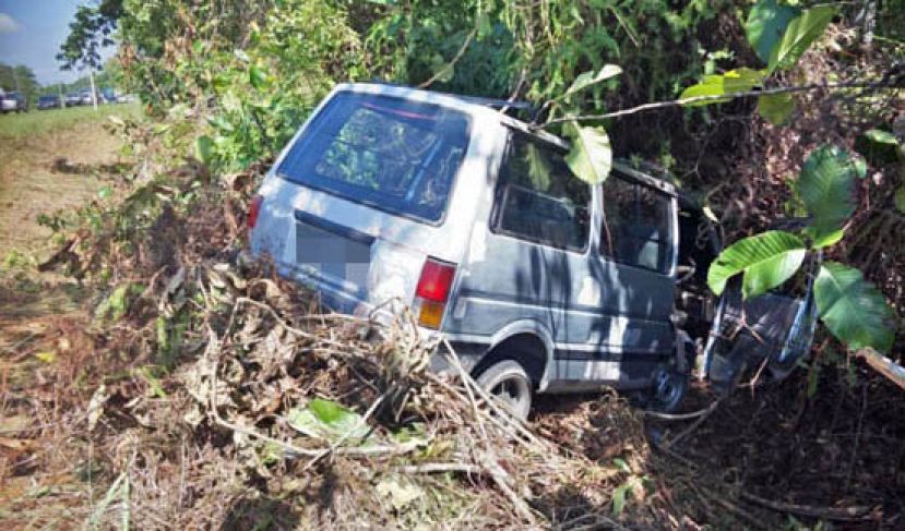 疑心脏病复，客货车冲入路旁草丛，司机堕落沟渠丧命