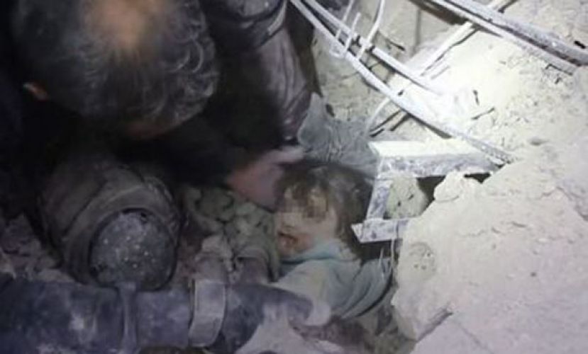 搜救员徒手挖出女童　嘴角带血眼神惊恐