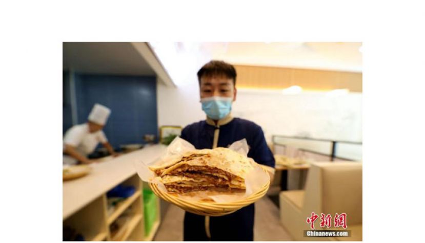 廊坊市非物质文化遗产代表性项目香河肉饼技艺代表性传承人马洪松制作完成的香河肉饼。